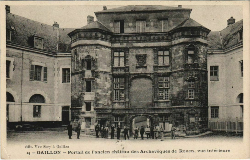 Carte postale ancienne Gaillon Portail de l'Ancien Chateau des Archeveque de Rouen à Gaillon