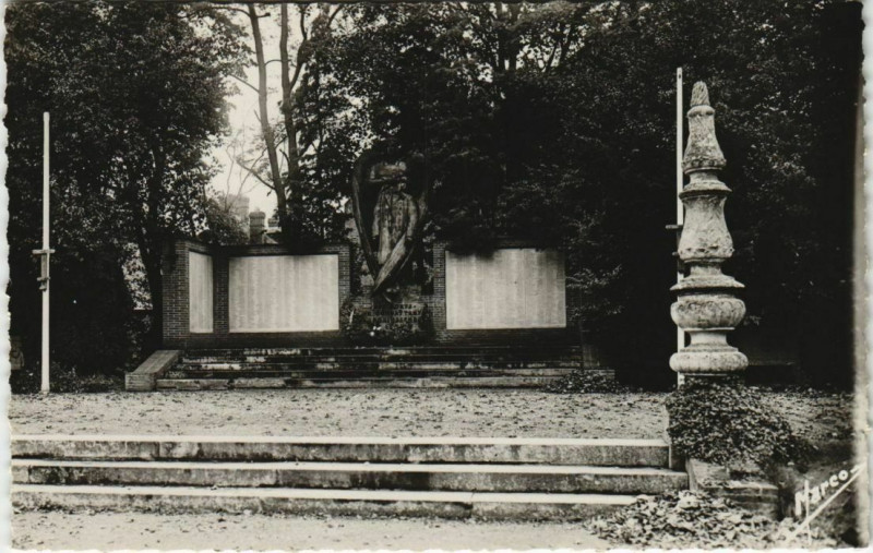 Carte postale ancienne Bernay Le Monument aux Morts à Bernay