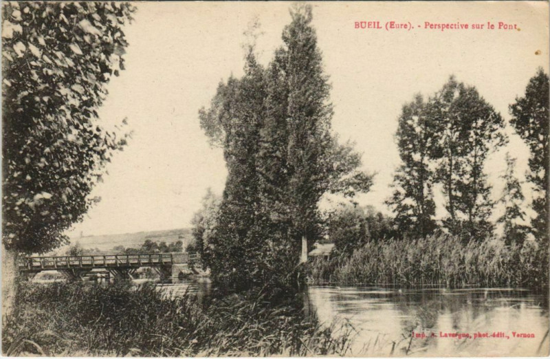 Carte postale ancienne Bueil Perspective sur le Pont à Bueil