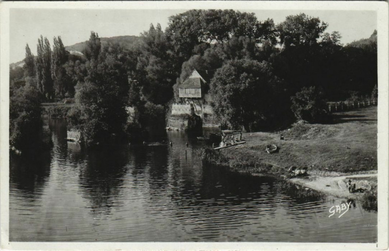 Carte postale ancienne Vernon Les Bords de la Seine - Le Vieux Moulin - Coin de la Plage à Vernon