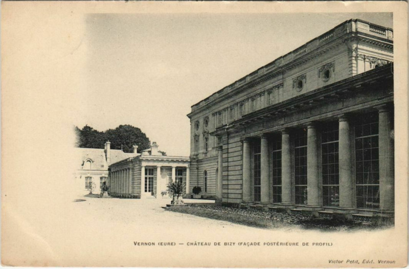 Carte postale ancienne Vernon Chateau de Bizy - Facade Posterieure de Profil à Vernon