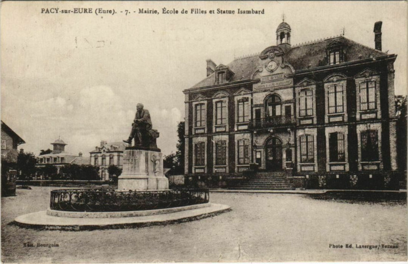 Carte postale ancienne Pacy-sur-Eure Mairie - Ecole de Filles et Statue Isambard à Pacy-sur-Eure
