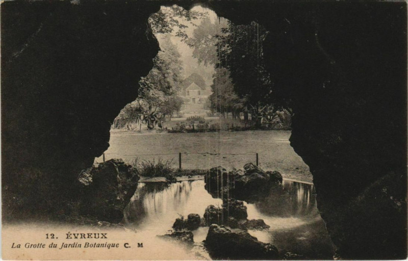 Carte postale ancienne Evreux La Grotte du Jardin Botanique