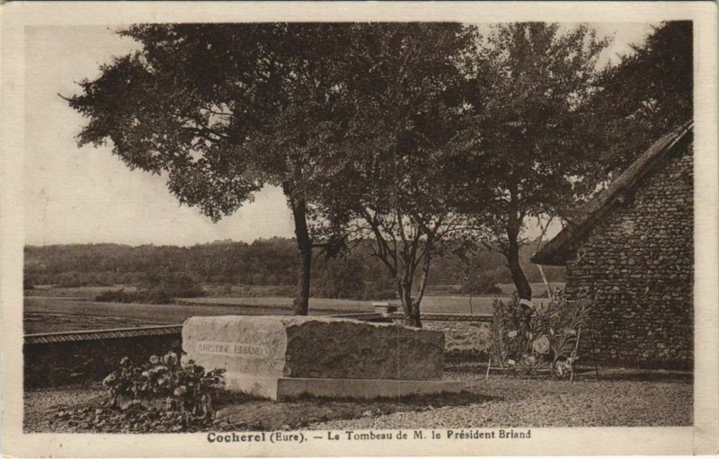 Carte postale ancienne Cocherel Le Tombeau de M. le President Briand