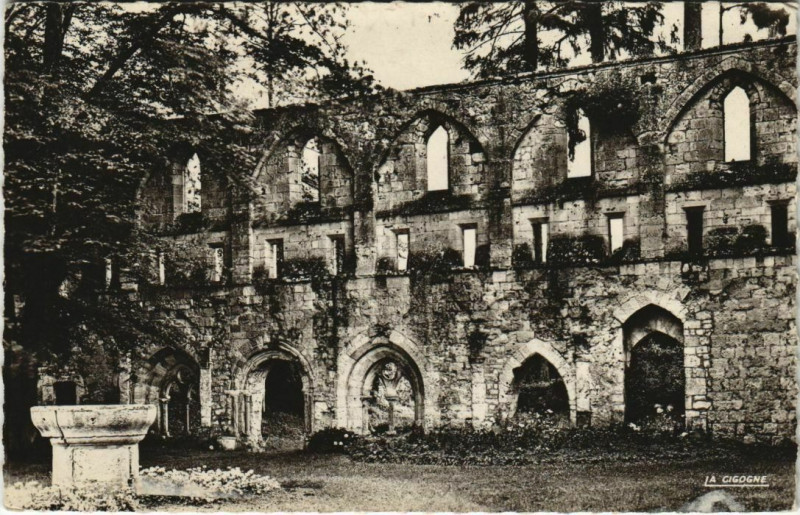 Carte postale ancienne Lisors Ruines de l'Abbaye de Mortemer à Lisors