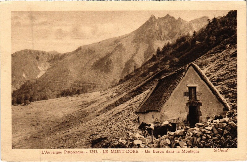 Carte postale ancienne Le Mont-Dore Un Buron dans la Montagne à Mont-Dore