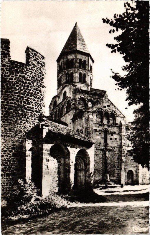 Carte postale ancienne Saint-Saturnin La Chapelle Pre-Romane et l'Eglise Romane à Saint-Saturnin