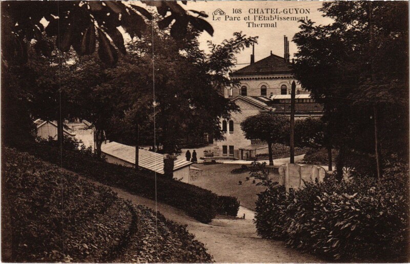 Carte postale ancienne Chatel-Guyon Le Parc et l'Etablissement Thermal