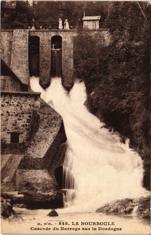 Carte postale ancienne La Bourboule Cascade du Barrage sur la Dordogne à La Bourboule