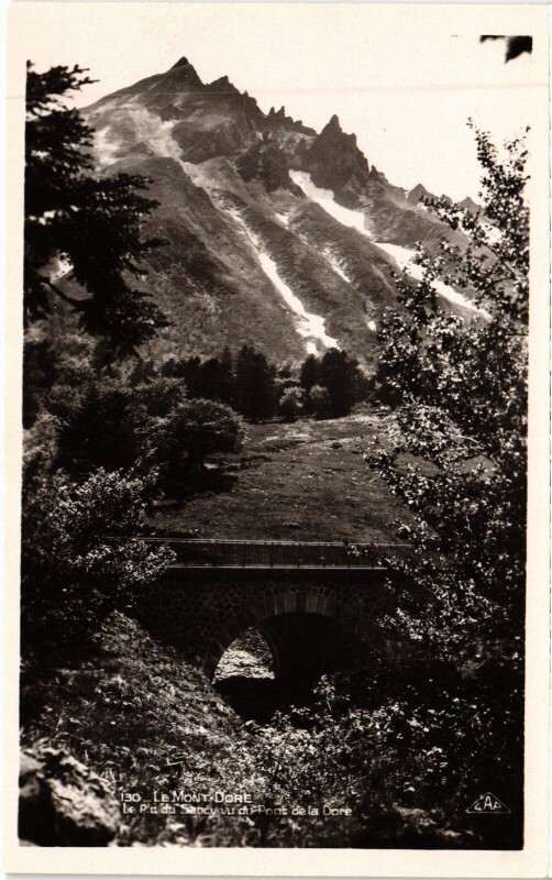 Carte postale ancienne Le Mont-Dore Le Pic du Sancy vu du Pont de la Dore à Mont-Dore