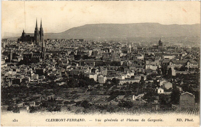 Carte postale ancienne Clermont-Ferrand Vue Generale et Plateau de Gergovie à Clermont-Ferrand