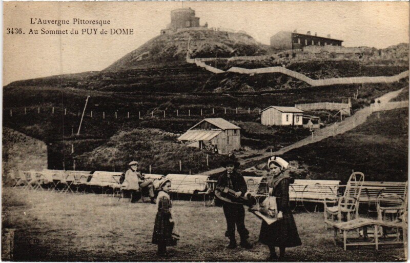 Carte postale ancienne Au Sommet du Puy de Dome