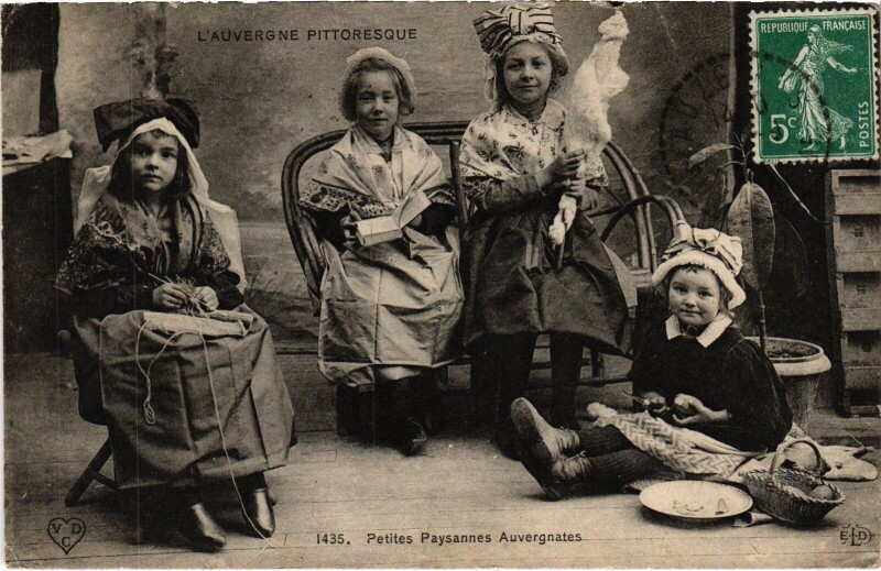 Carte postale ancienne Petites Paysannes Auvergnates