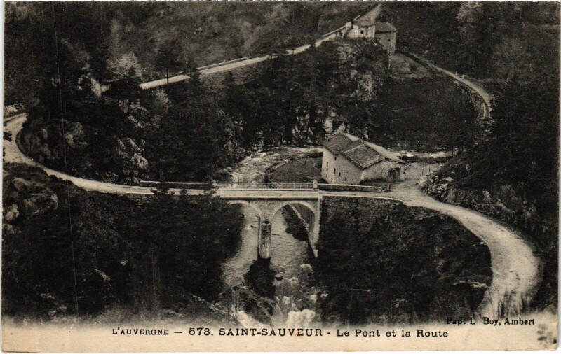 Carte postale ancienne Saint-Sauves-d'Auvergne Le Pont et la Route à Saint-Sauves-d'Auvergne