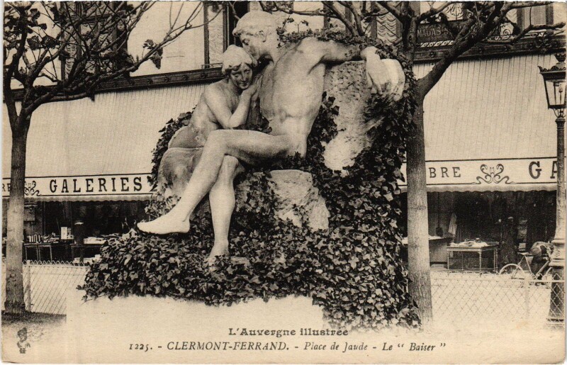 Carte postale ancienne Clermont-Ferrand Place de Jaude - Le Baiser à Clermont-Ferrand