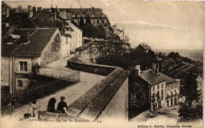 Carte postale ancienne Langres - Vue sur les Remparts à Langres