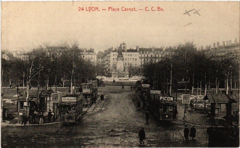 Carte postale ancienne Lyon - Place Carnot à Lyon