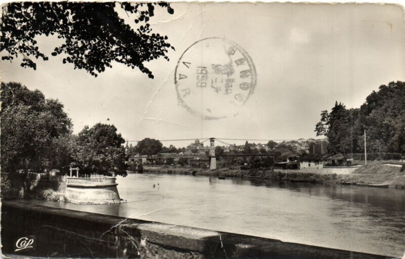 Carte postale ancienne Charleville - Quai Joan Chareot