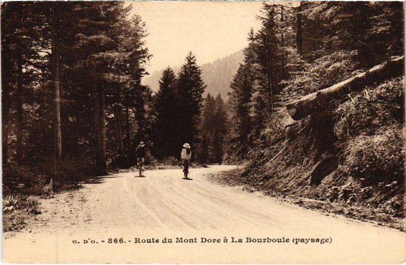 Carte postale ancienne Route du Mont-Dore a La Bourboule - Paysage à La Bourboule