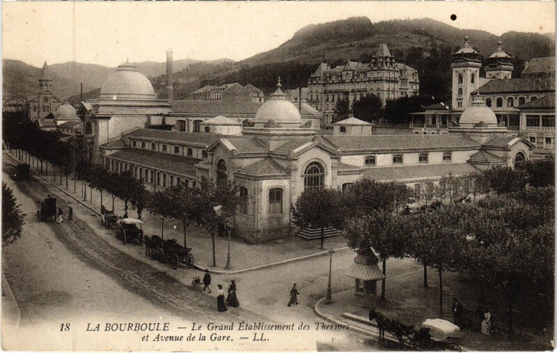 Carte postale ancienne La Bourboule Grand Etablissement des Thermes - Avenue de la Gare à La Bourboule
