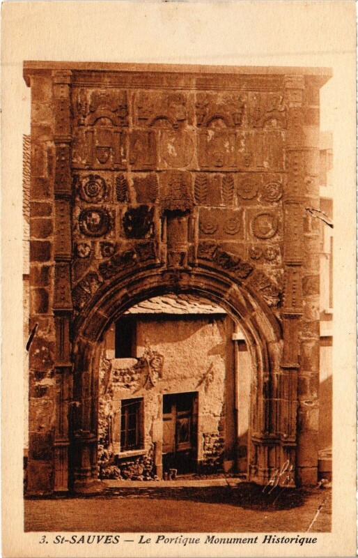 Carte postale ancienne Saint-Sauves-d'Auvergne Le Portique Monument Historique à Saint-Sauves-d'Auvergne