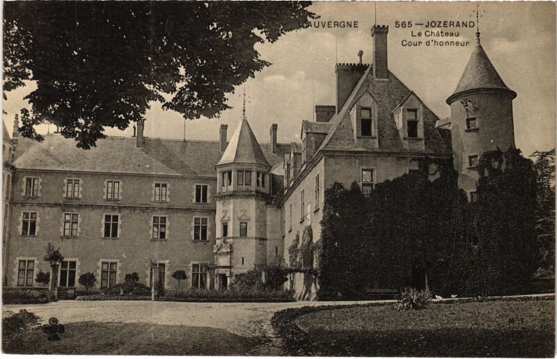 Carte postale ancienne Jozerand Le Chateau - Cour d'Honneur à Jozerand