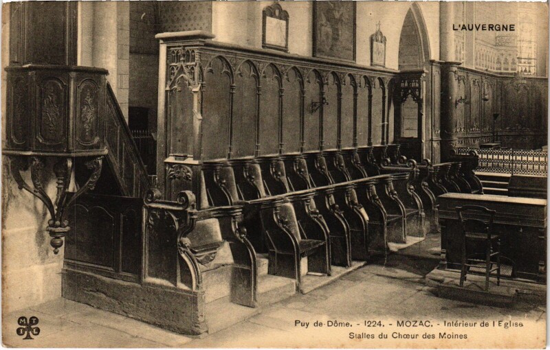 Carte postale ancienne Mozac Interieur de l'Eglise - Stalles et Choeur des Moines à Mozac