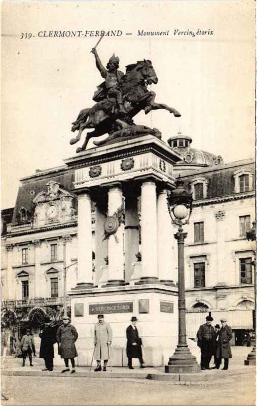 Carte postale ancienne Clermont-Ferrand Monument Vercingetorix à Clermont-Ferrand