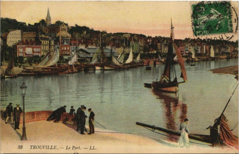 Carte postale ancienne Trouville Le Port Ships