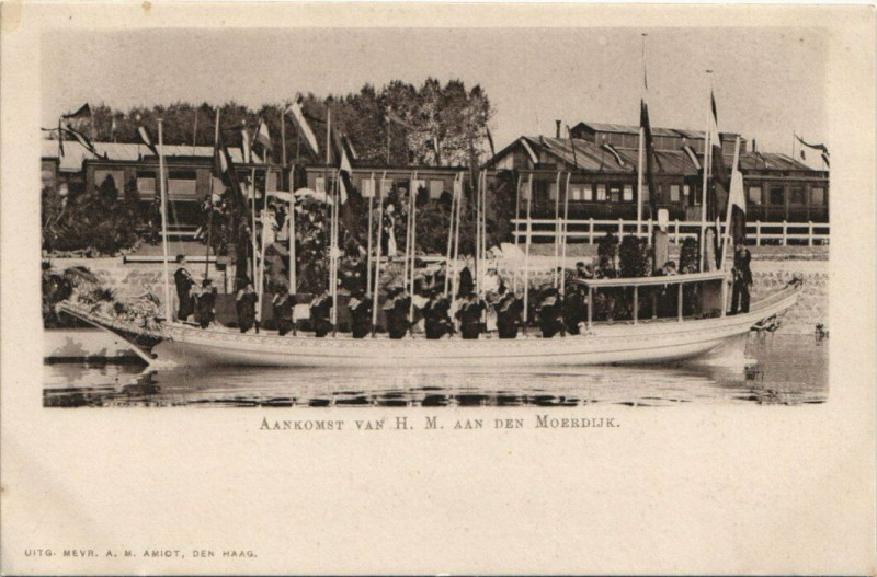 Carte postale ancienne Aankomst van H.M.aan den Moerdijk Ships