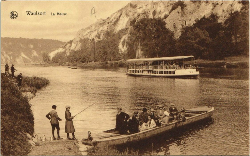 Carte postale ancienne Waulsort La Meuse Ships