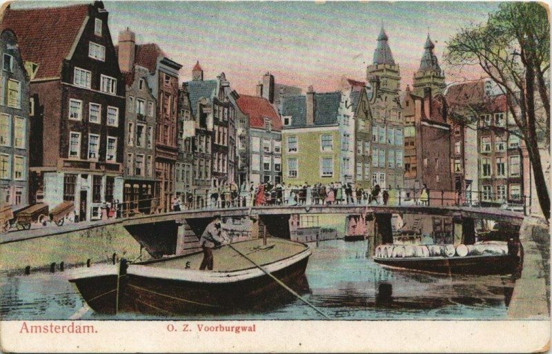 Carte postale ancienne Amsterdam O.Z.Voorburgwal Ships