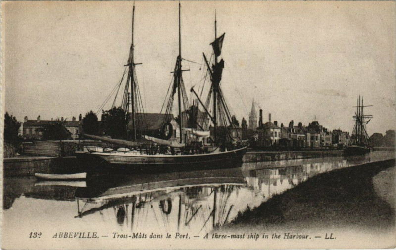 Carte postale ancienne A three-mast ship in the Harbour Ships