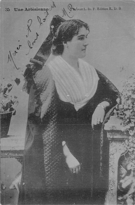 Carte postale ancienne Une Arlesienne à Arles