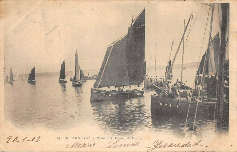 Carte postale ancienne Douarnenez Depart Des Bateaux De Peche à Douarnenez