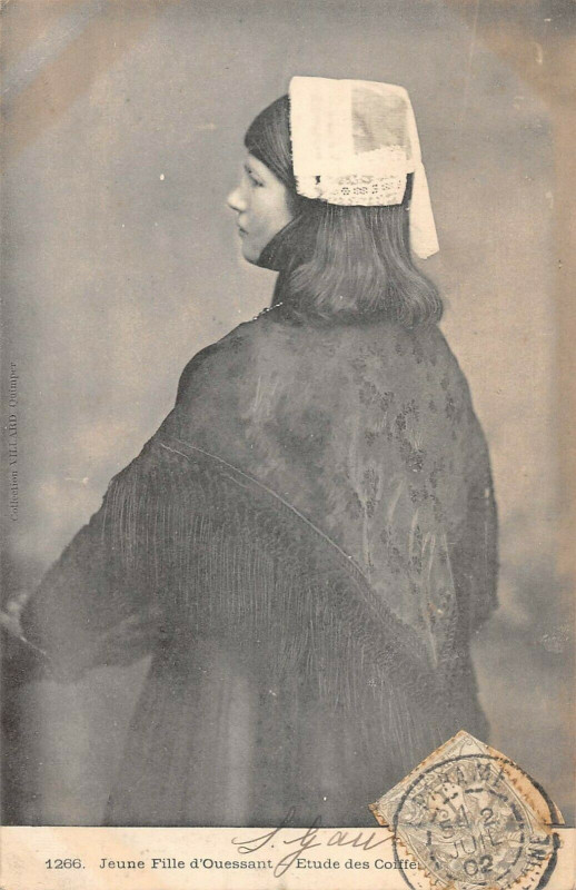 Carte postale ancienne Jeune Fille D'Ouessant Etude De Coiffes à Ouessant