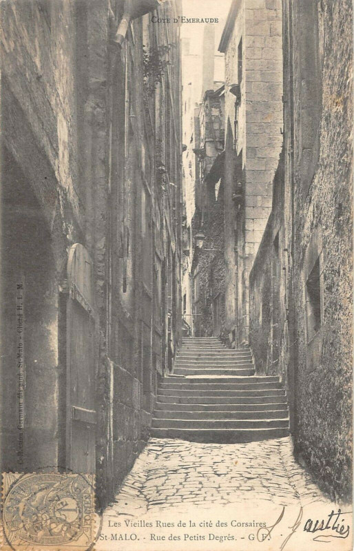 Carte postale ancienne Saint Malo Rue Des Petits Degres à Saint-Malo