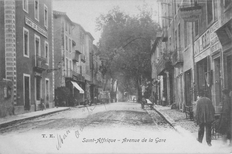 Carte postale ancienne Saint Affrique Avenue De La Gare à Saint-Affrique