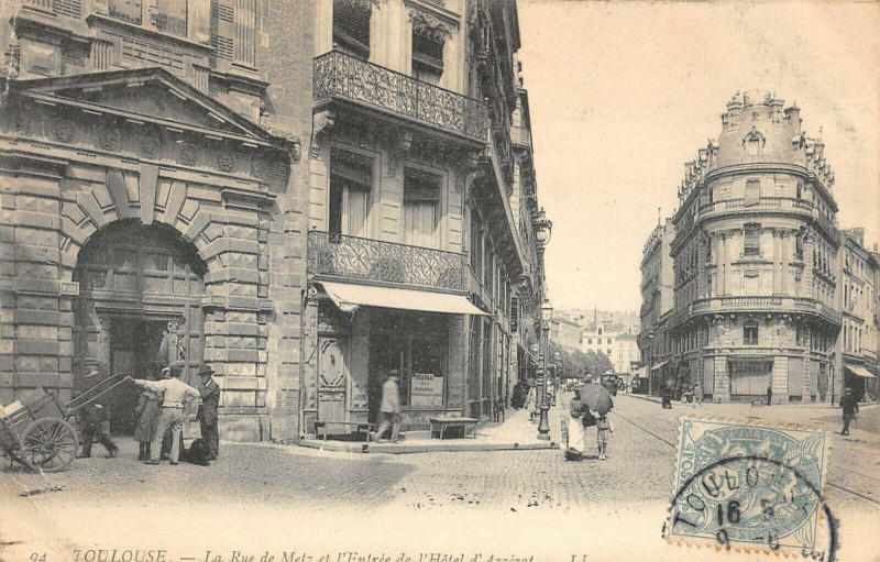 Carte postale ancienne Toulouse La Rue De Metz Et Entree De L'Hotel D'Azzezat à Toulouse