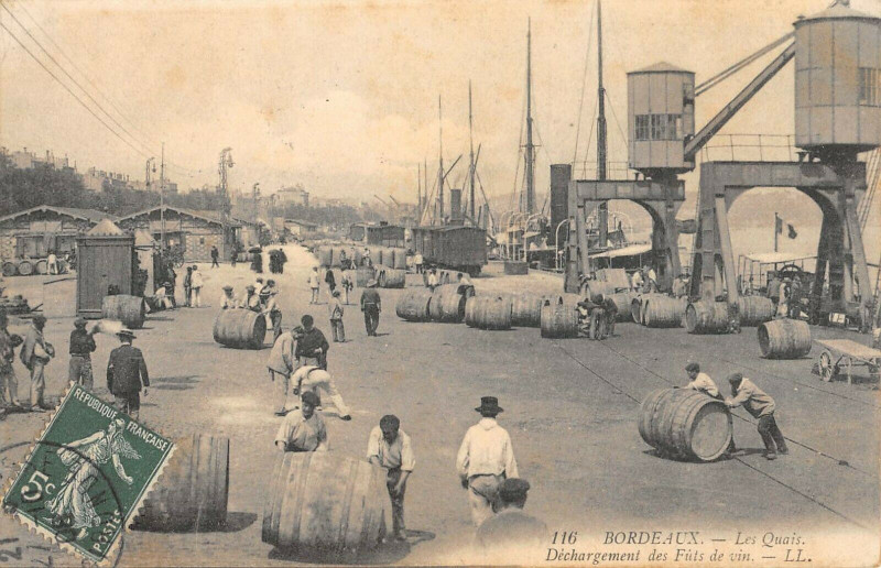 Carte postale ancienne Bordeaux Les Quais Dechargement Des Futs De Vin à Bordeaux