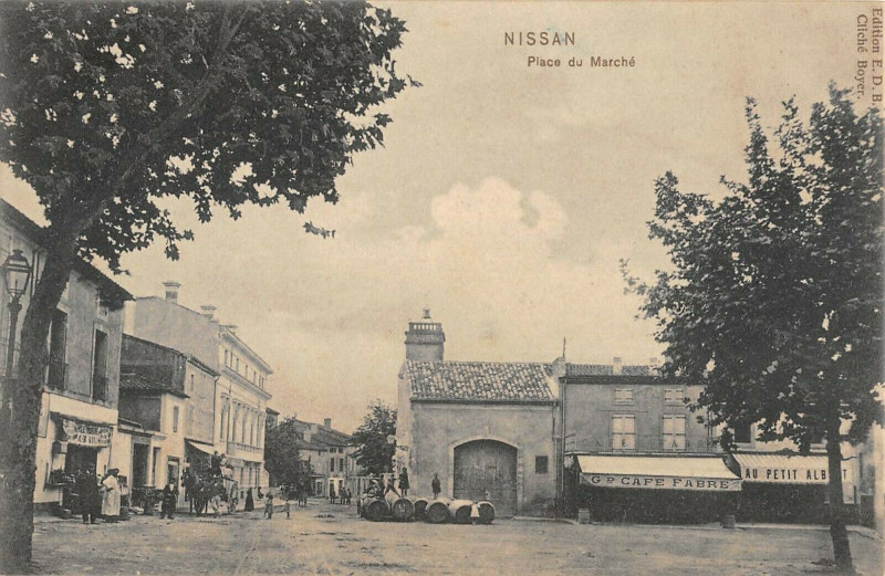 Carte postale ancienne Place du Marché à Nissan-lez-Enserune