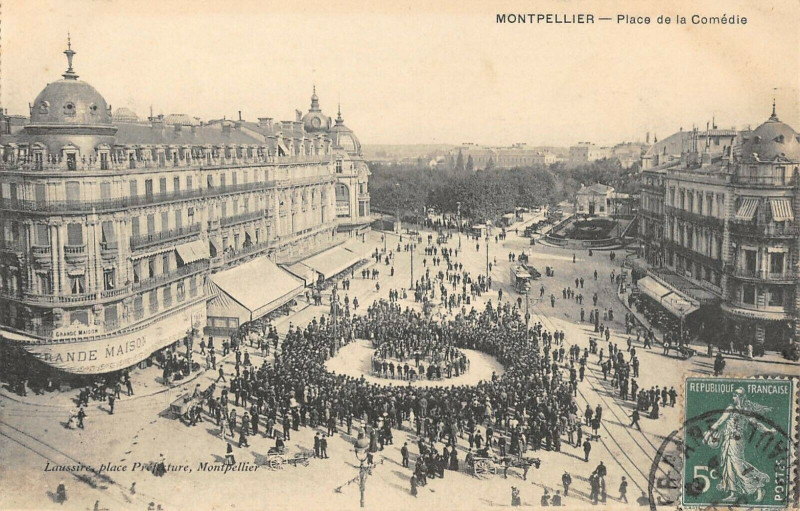 Carte postale ancienne Montpellier Place De La Comedie à Montpellier