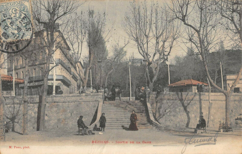 Carte postale ancienne Beziers La Sortie De La Gare