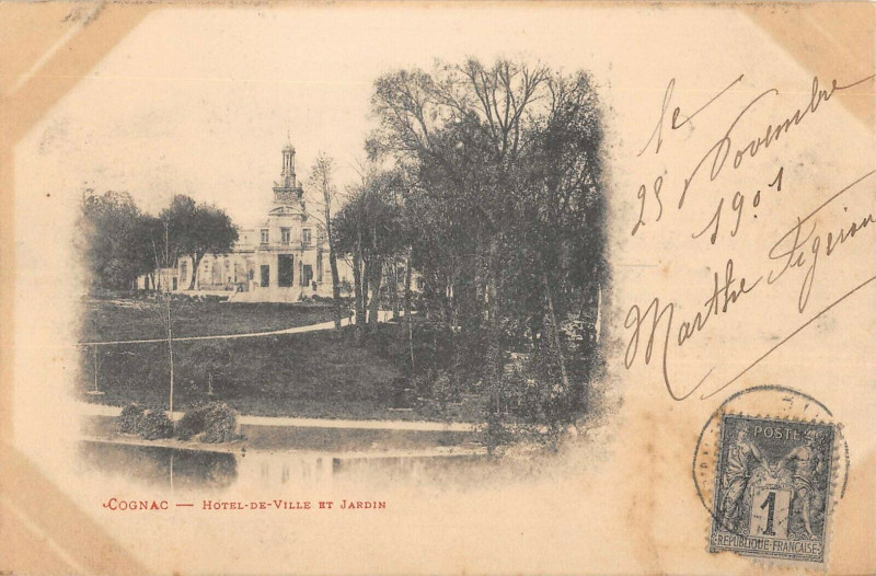 Carte postale ancienne Cognac Hotel De Ville Et Jardin à Cognac