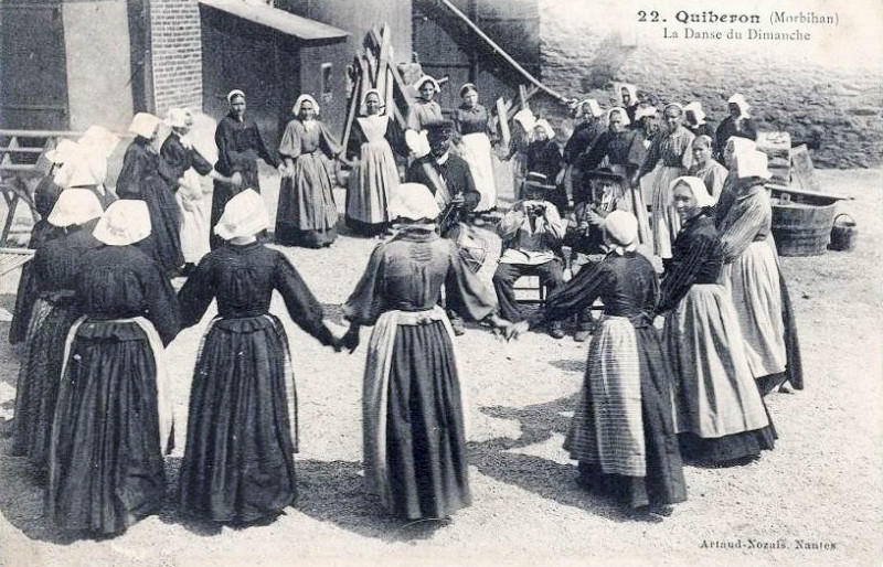 Carte postale ancienne Quiberon Danse du dimanche