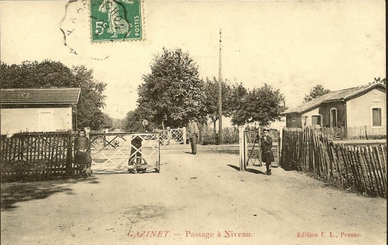 Carte postale ancienne Gazinet - Passage à niveau