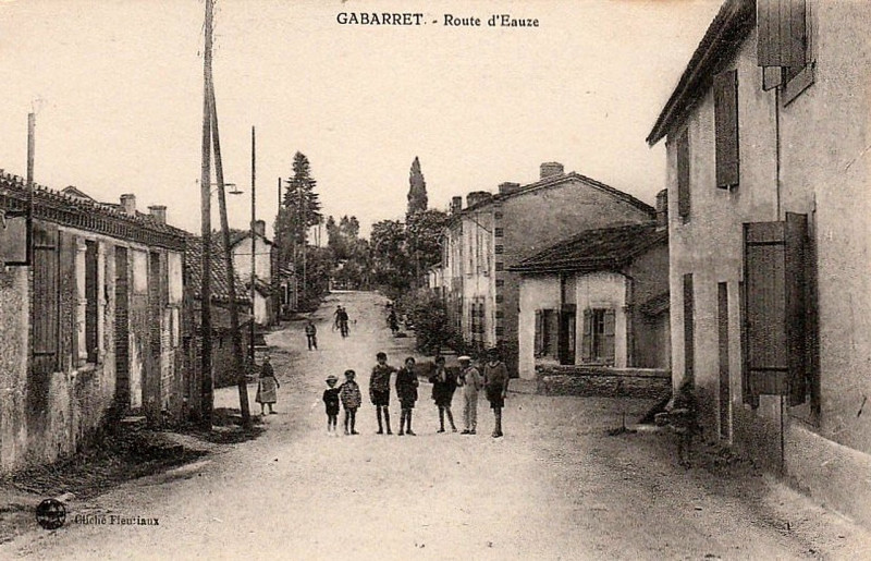 Carte postale ancienne Gabarret (Landes) - route d'Eauze 1