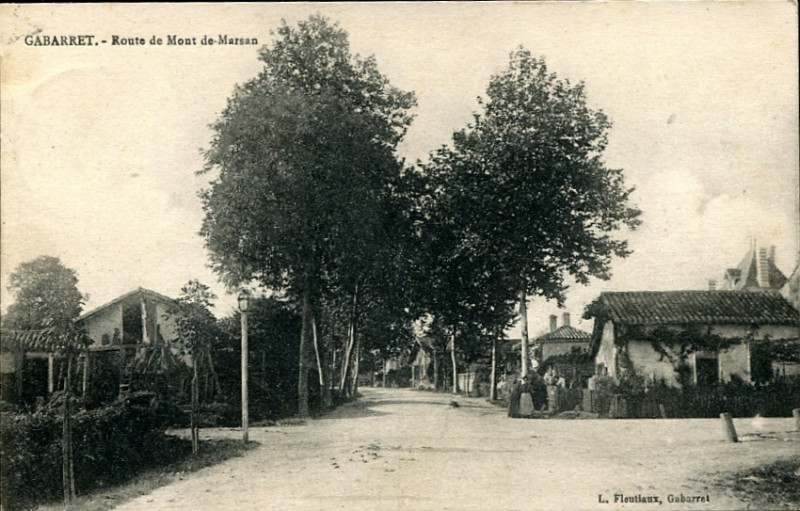 Carte postale ancienne Gabarret (Landes) - route de Mont-de-Marsan 1