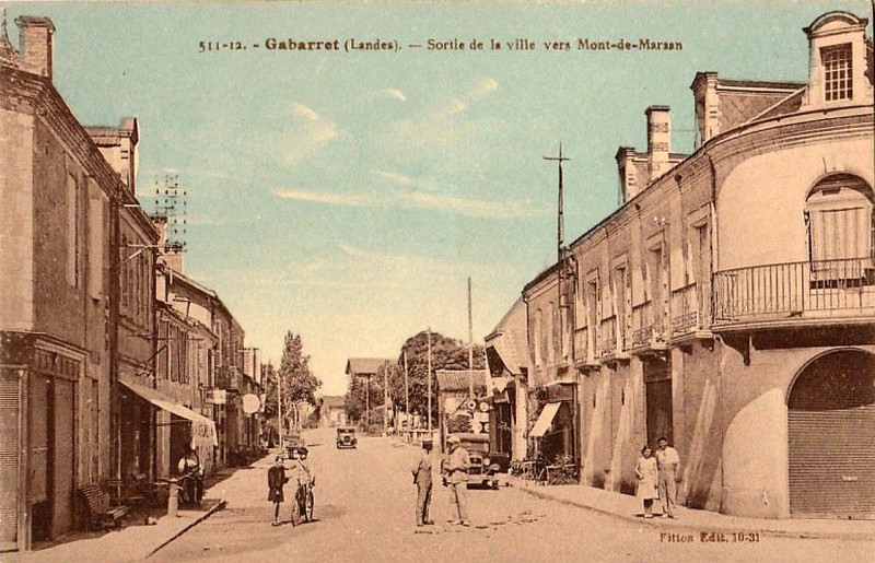 Carte postale ancienne Gabarret (Landes) - route de Mont-de-Marsan 2