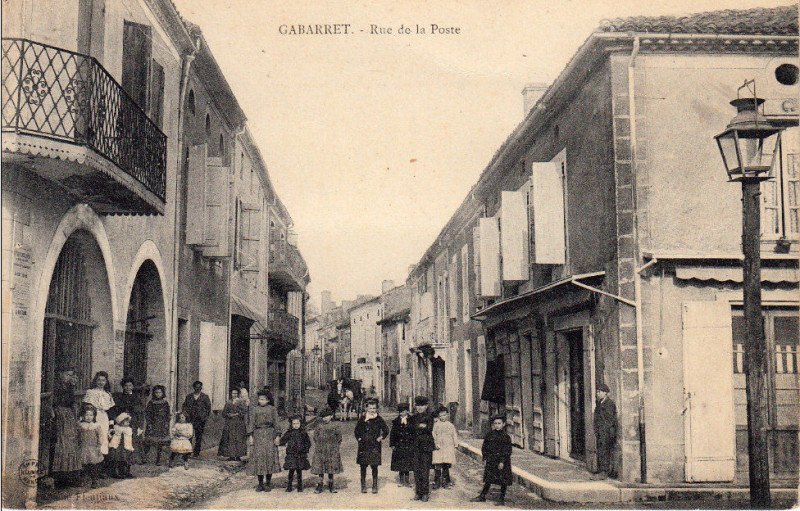 Carte postale ancienne Gabarret (Landes) - rue de la Poste 1
